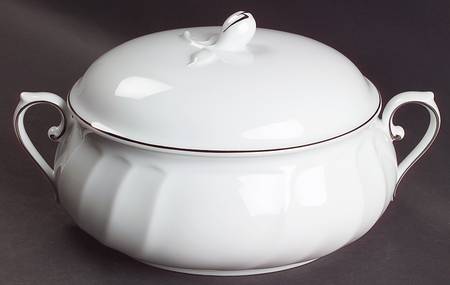 Wedding Band Platinum 2 Quart Oval Covered Casserole