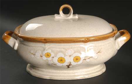 White Petals 2.5 Quart Oval Covered Casserole