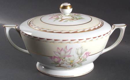 Magnolia Round Covered Vegetable