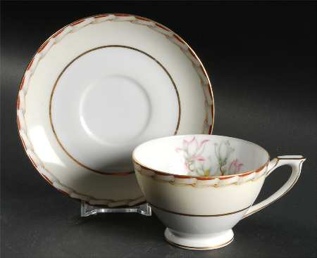 Magnolia Footed Cup & Saucer Set