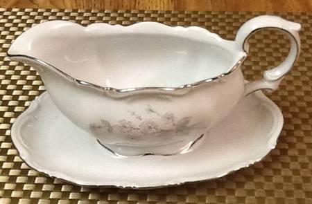 Fragrance Gravy Boat with Attached Underplate