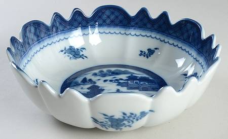 Canton 9" Scalloped Bowl