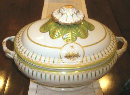 Ching Dynasty Roses Round Covered Vegetable