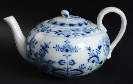 Blue Onion (Oval Backstamp) Teapot & Lid