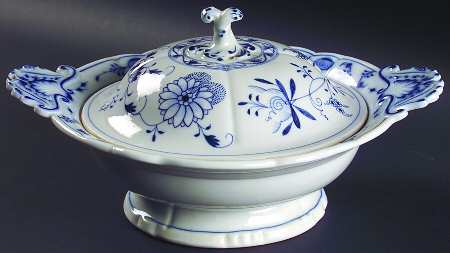 Blue Onion (Oval Backstamp) Round Covered Vegetable