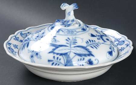 Blue Onion (Oval Backstamp) Round Covered Vegetable