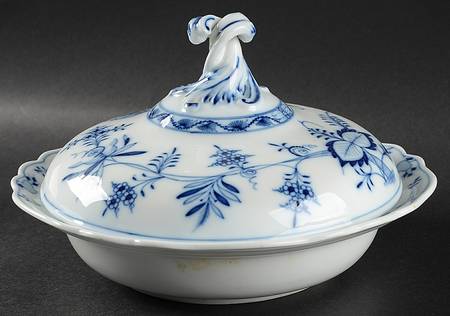 Blue Onion (Oval Backstamp) Round Covered Vegetable