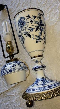 Blue Onion ("Sword" Backstamp) 29" Electric Lamp No Shade