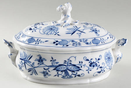 Blue Onion ("Sword" Backstamp) 2 Quart Oval Covered Casserole