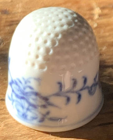 Blue Onion ("Sword" Backstamp) Thimble