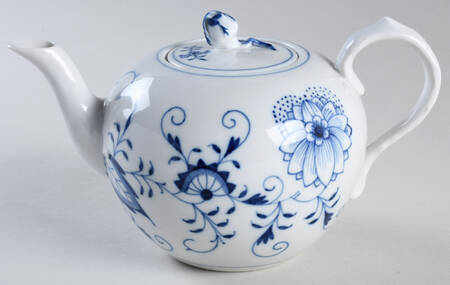 Blue Onion ("Sword" Backstamp) Small Teapot & Lid