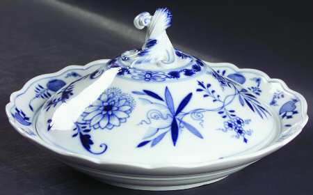 Blue Onion ("Sword" Backstamp) Round Covered Vegetable