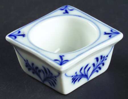 Blue Onion ("Sword" Backstamp) Salt Dip