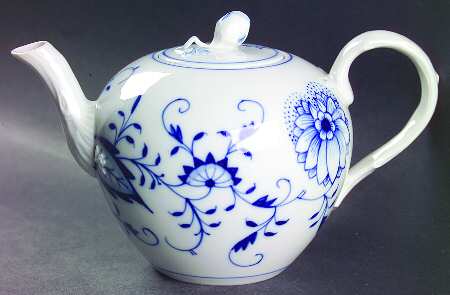 Blue Onion ("Sword" Backstamp) Mini Teapot & Lid