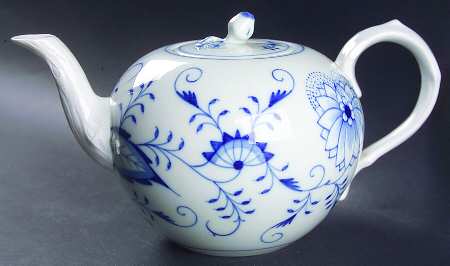 Blue Onion ("Sword" Backstamp) Teapot & Lid