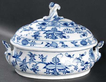Blue Onion ("Sword" Backstamp) 1.5 Quart Oval Covered Casserole
