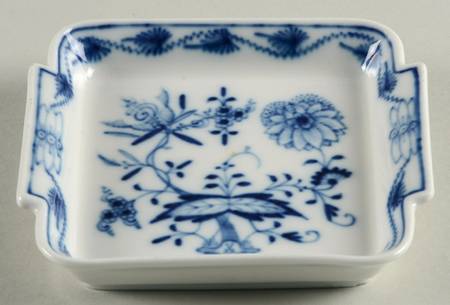 Blue Onion ("Sword" Backstamp) Sauce Dip
