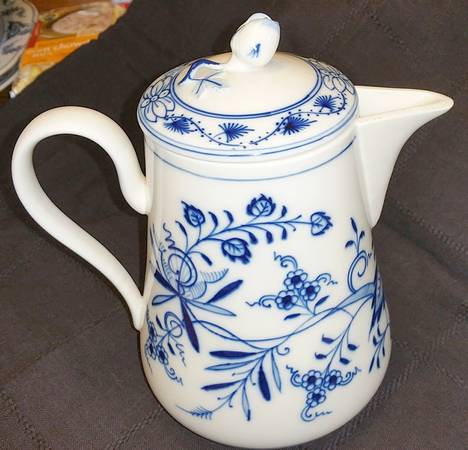 Blue Onion ("Sword" Backstamp) Teapot & Lid