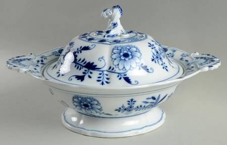 Blue Onion ("Sword" Backstamp) Round Covered Vegetable
