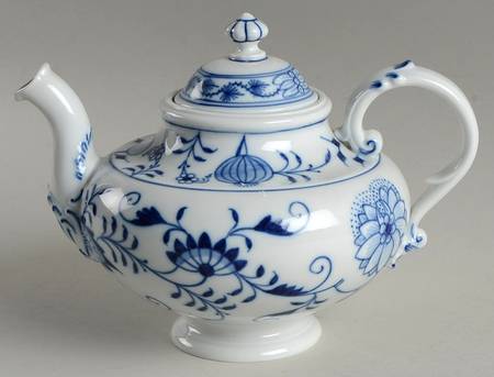 Blue Onion ("Sword" Backstamp) Mini Teapot & Lid