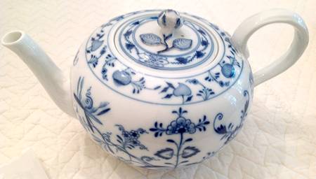 Blue Onion ("Sword" Backstamp) Teapot & Lid