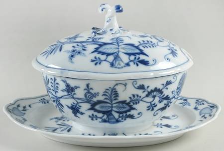 Blue Onion ("Sword" Backstamp) Sauce Boat & Lid with Underplate