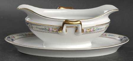 The Baden Gravy Boat with Attached Underplate