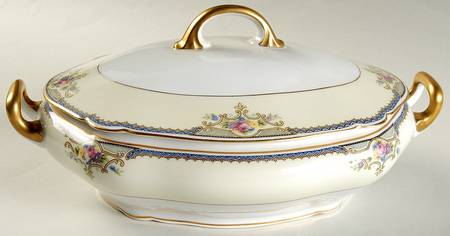 The Minto (Rim) Oval Covered Vegetable