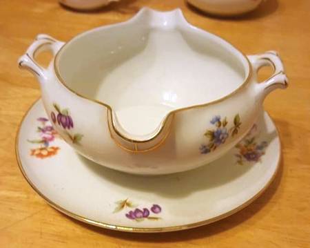 MUE7 Gravy Boat with Attached Underplate