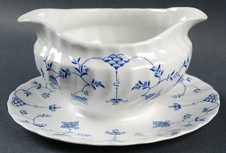 Finlandia Round Gravy Boat/Attached Underplate
