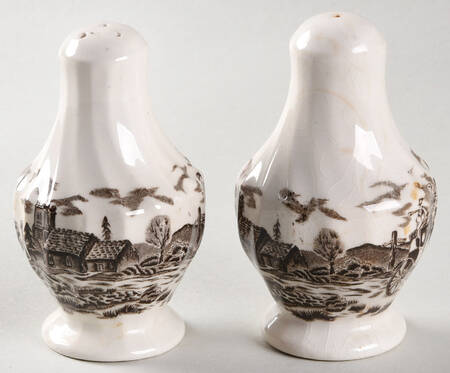 Royal Mail Brown (White Background) Salt & Pepper Set