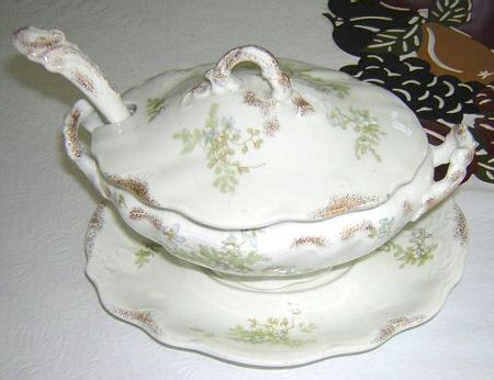 MEK38 Tureen & Lid w/Ladle & Underplate