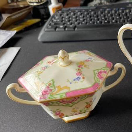 B812 Sugar Bowl & Lid