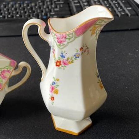 B812 Creamer