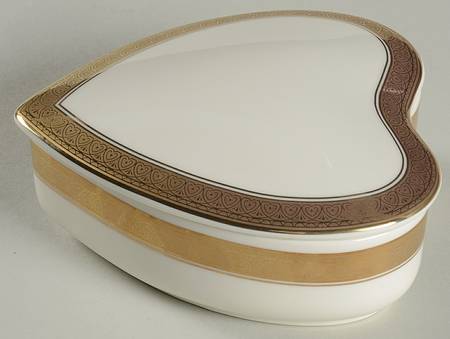 Palatial Gold Heart Shape Box & Lid