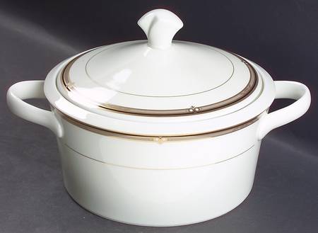 Ebony Circle 2.5 Qt Round Covered Casserole