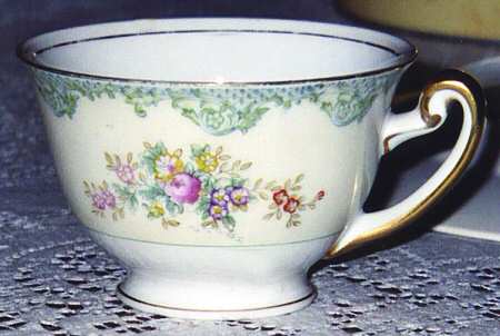 MEI528 Footed Cup