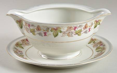 Cabernet Gravy Boat with Attached Underplate