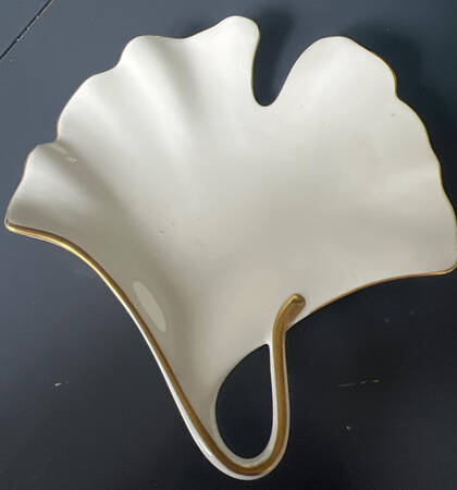 24 Karat (Bone) 6" Leaf Dish