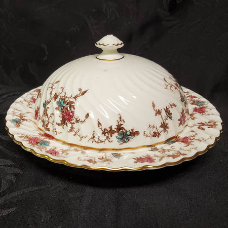 Ancestral (Wreath Backstamp) Muffin Dish & Lid