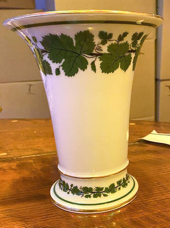 Full Green Vine (Scalloped, No Trim) 7" Vase