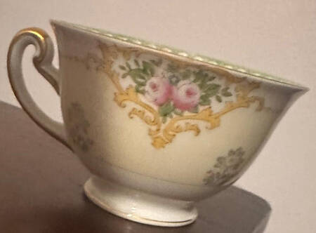 MEI589 Footed Cup