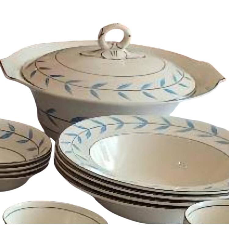 Laurel Wreath Round Covered Vegetable