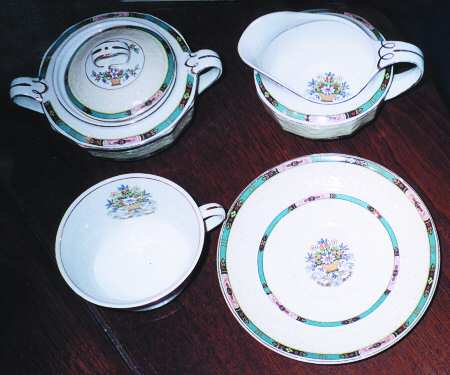 MEA78 Footed Cup & Saucer Set