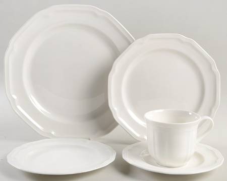 Antique White (Not Bone) 40 Piece Estate Set