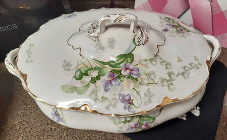Cambridge (Gold Trim) Oval Covered Vegetable