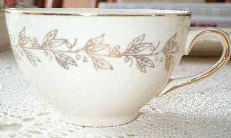 Golden Laurel Flat Cup