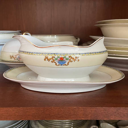 MEI732 Gravy Boat with Attached Underplate