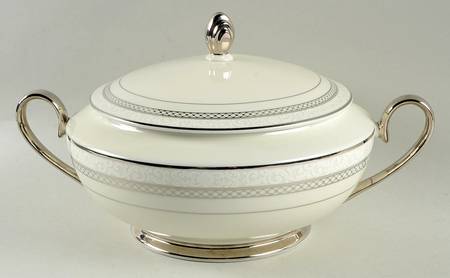Heirloom Platinum 2 Qt Round Covered Casserole