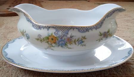 MPC18 Gravy Boat with Attached Underplate